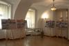 Sala wystawowa z planszami na sztalugach prezentującymi historię górnictwa w Iwinach.
