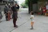 Mężczyzna w stroju średniowiecznego rycerza oraz mały chłopiec stoją naprzeciw siebie na dziedzińcu archiwum. Za mężczyzną stoją pozostali rycerze z tarczami, a za chłopcem uczestnicy pokazu. Chłopiec zadaje pytanie mężczyźnie.